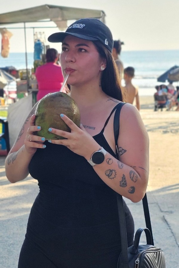 Paola na praia antes de começar o desafio