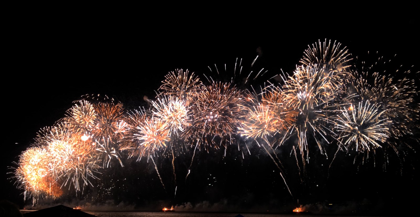 Fogos de Réveillon iluminando o céu e o mar em Copacabana